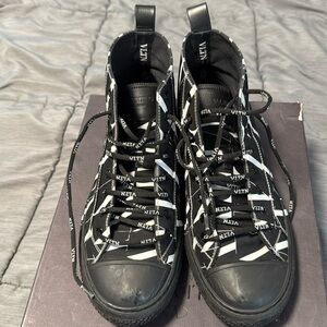Authentic Valentino blk men sneakers 7.5(40.5)